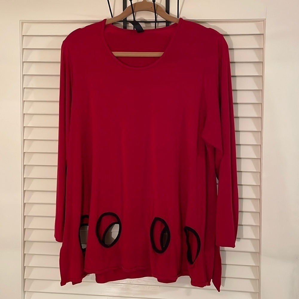 Ela Usa Red Black Bottom Rounded Cutouts Tunic